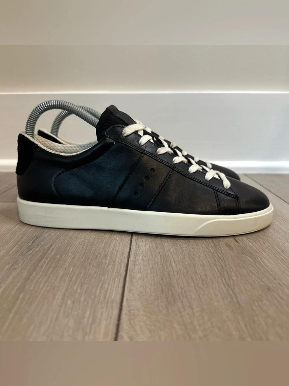 Ecco sleek black